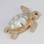 turtle brooch with yellow gold and sapphires